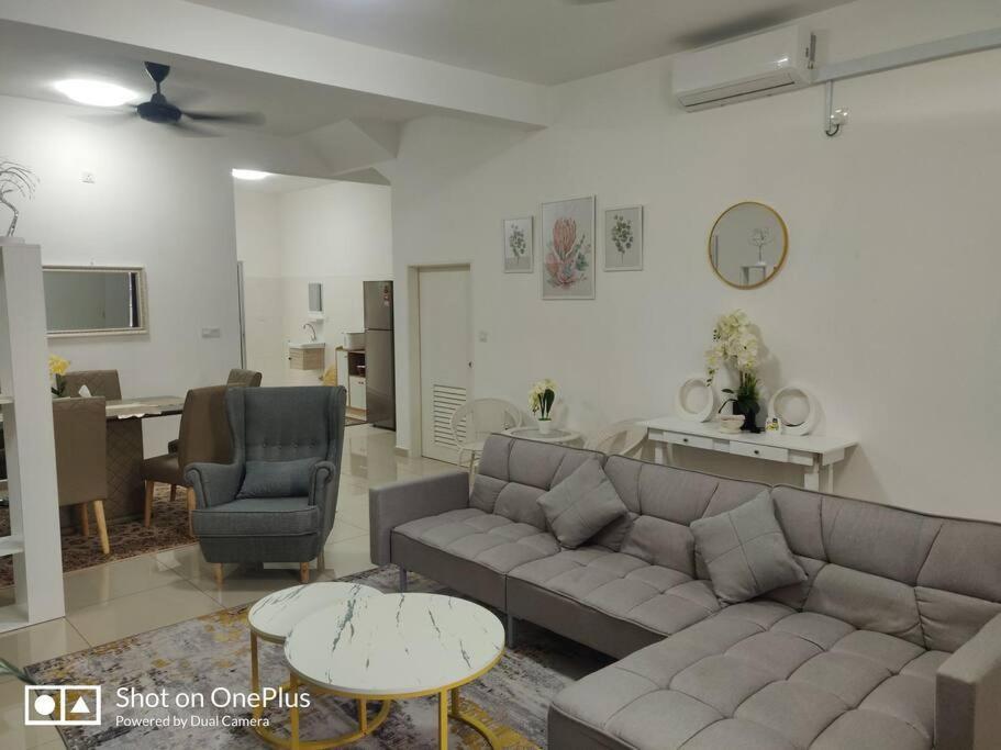 Safiyya Homestay เกอลวง ภายนอก รูปภาพ