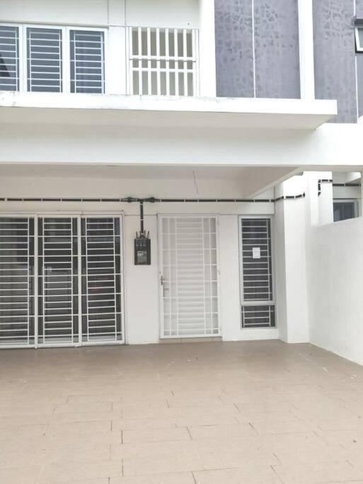 Safiyya Homestay เกอลวง ภายนอก รูปภาพ