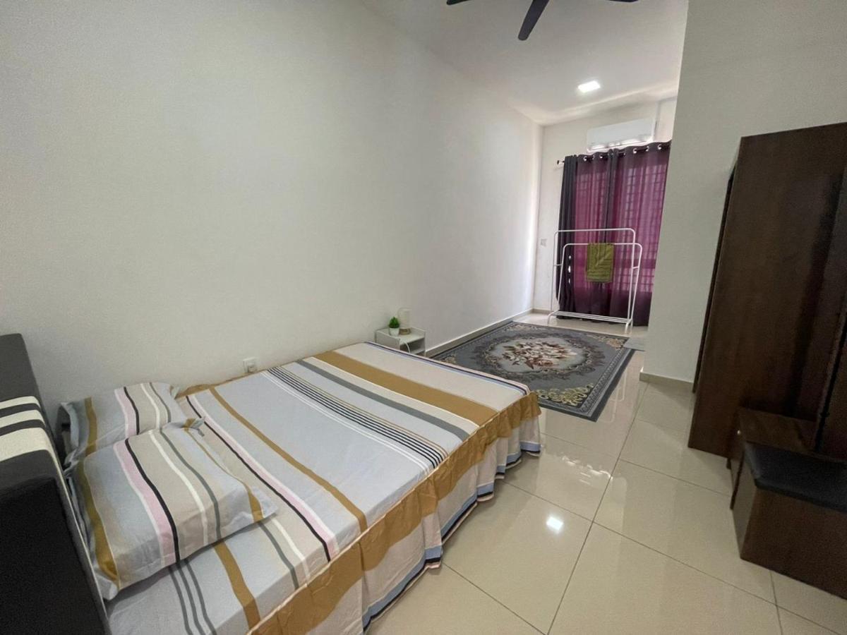 Safiyya Homestay เกอลวง ภายนอก รูปภาพ