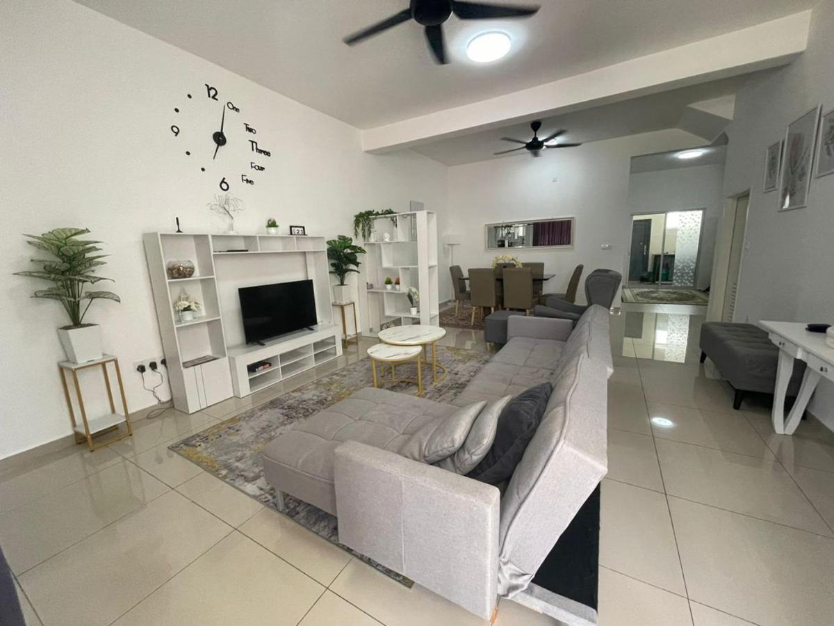 Safiyya Homestay เกอลวง ภายนอก รูปภาพ