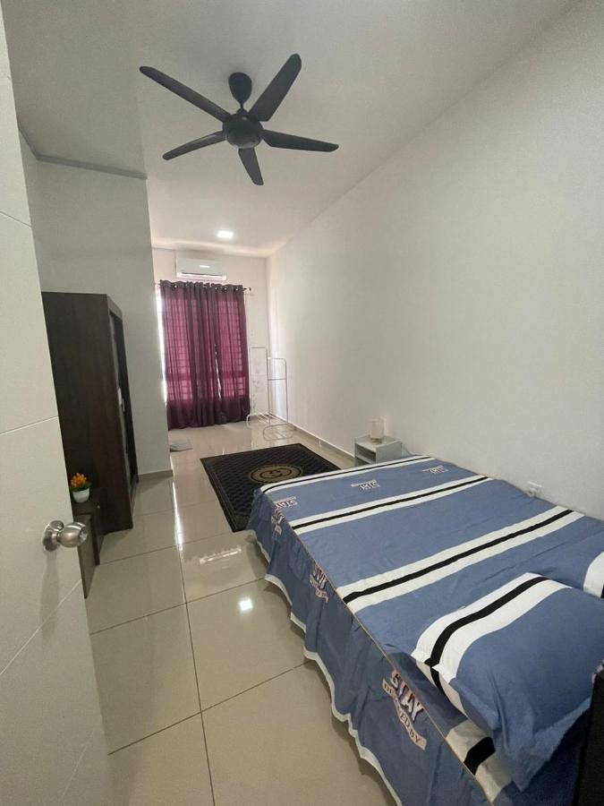 Safiyya Homestay เกอลวง ภายนอก รูปภาพ