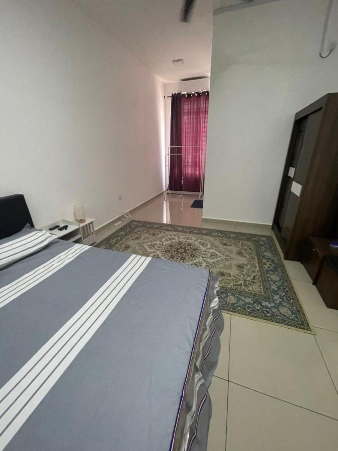 Safiyya Homestay เกอลวง ภายนอก รูปภาพ