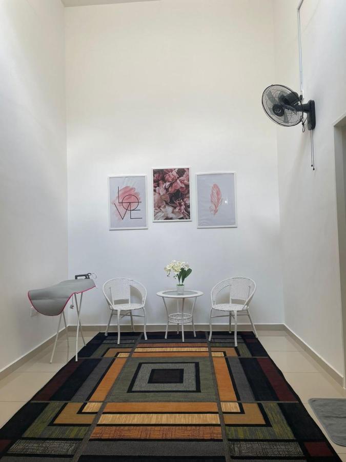 Safiyya Homestay เกอลวง ภายนอก รูปภาพ